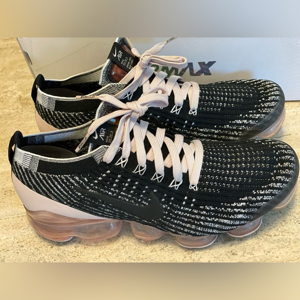 Women’s tennis shoes